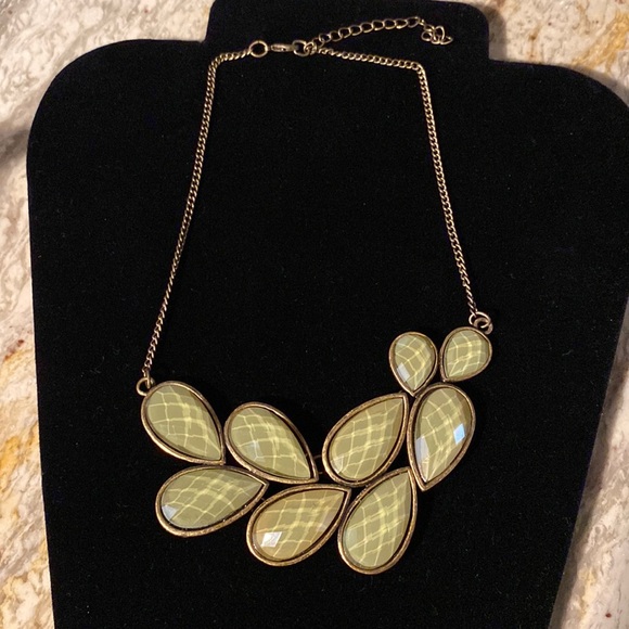 Sale🔥World Market Fashion Jewelry (Necklace and Earrings Set)🔥 - Picture 2 of 6